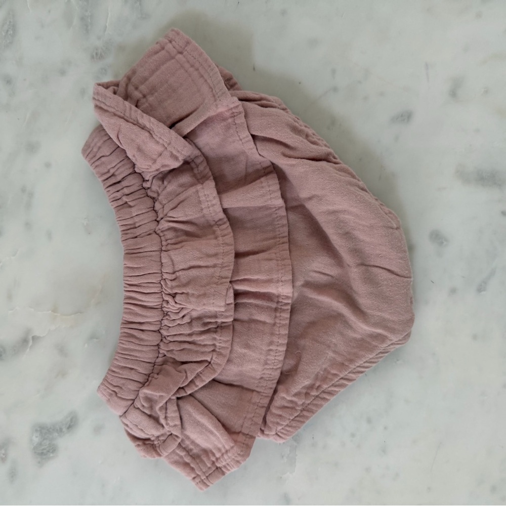 Little Planet Organic Charming Ruffled Diaper Cover in Soft Pink - 9 months - Picture 2 of 3